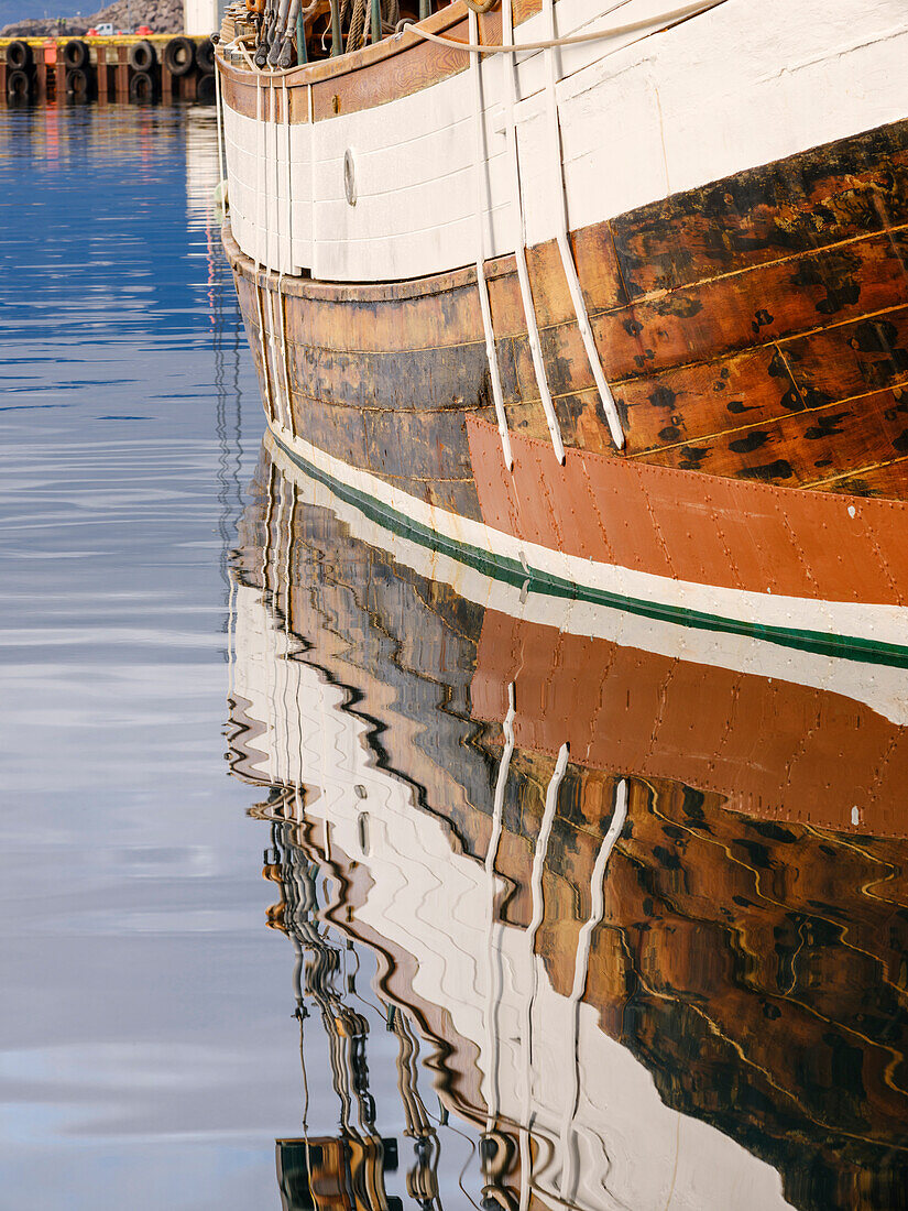 Der Hafen. Stadt Husavik, ein Walbeobachtungszentrum in Nordisland. Europa, Island