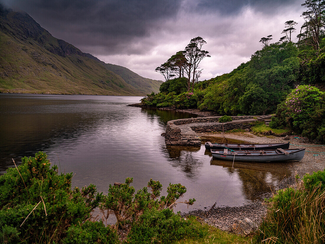 Boote warten auf Passagiere am Doo Lough, Teil eines Nationalparks in der Grafschaft Mayo, Irland.