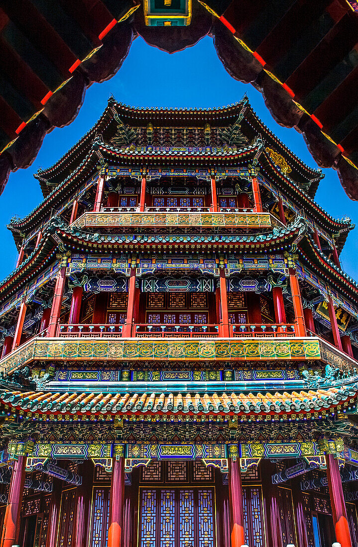 Sommerpalast, Peking, China. Chinesische Schriftzeichen unter sagen über Wolken duftenden Himmel und schwebende Luft