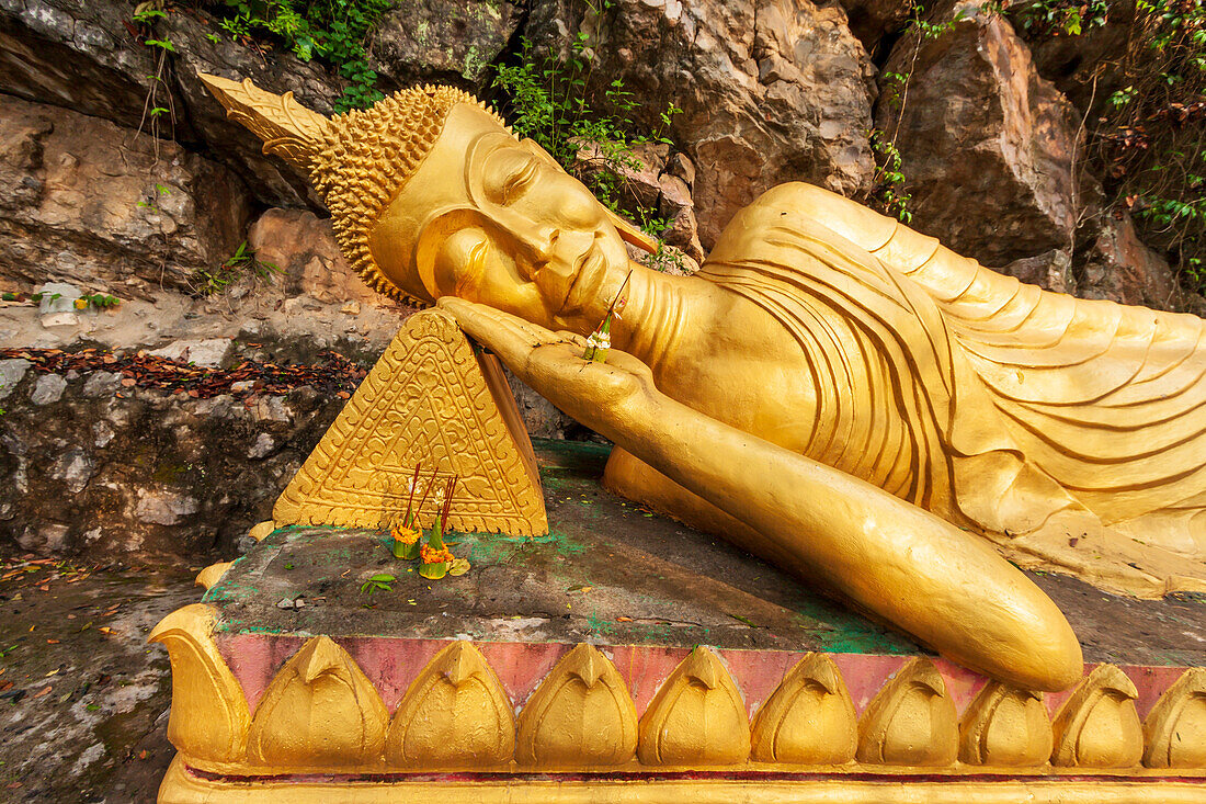 Laos, Luang Prabang. Liegende Buddha-Statue auf dem Berg Phousi.