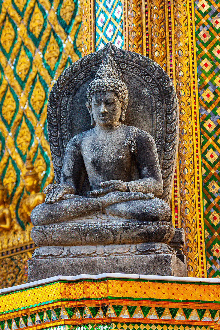 Thailand, Bangkok. Buddha-Statue im Wat Phra Kaew (Tempel des Smaragd-Buddhas).