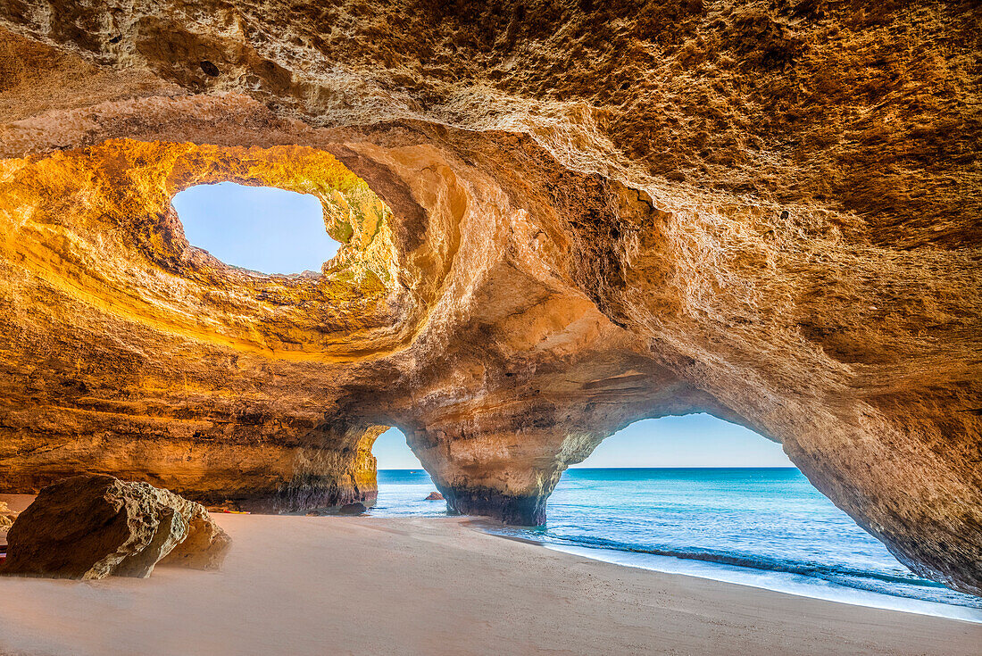 Portugal, Benagil. Strand und Meereshöhle.