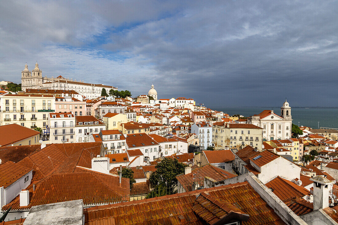 Signatur rote Dachziegel Gebäude im Überblick in Lissabon, Portugal