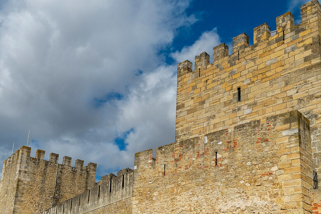 Lissabon, Portugal. Das Castelo Sao Jorge überblickt die Stadt Lissabon. Die ersten Festungsanlagen wurden im 1. Jahrhundert v. Chr. gebaut.