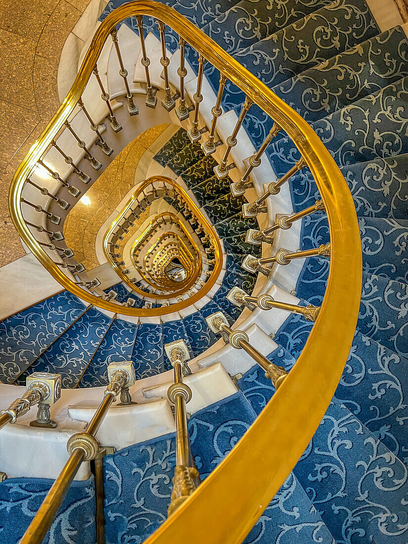 Spanien, Barcelona. Wendeltreppe in einem Hotel.