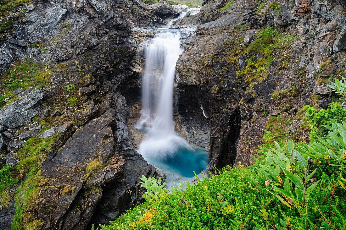 Schweden, Norrland, Bjorkliden. Wasserfall am Rakkasjohka.