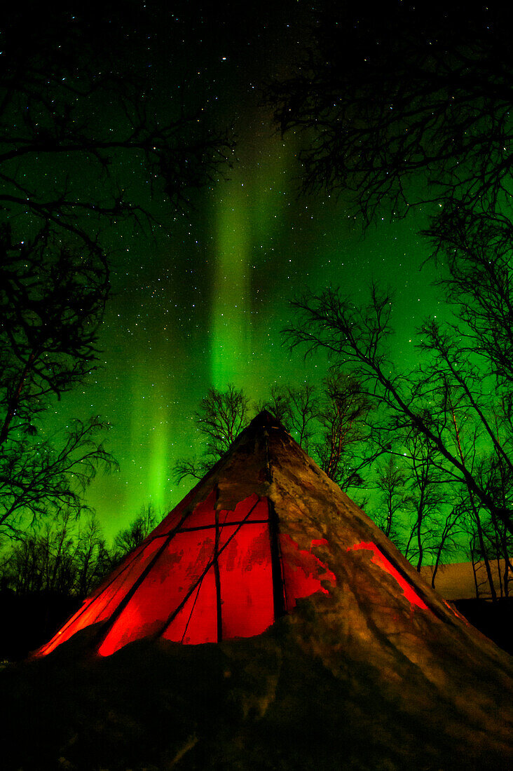 Schweden, Norrbotten, Abisko. Aurora Borealis (Nordlicht) über einem Tenttipi.