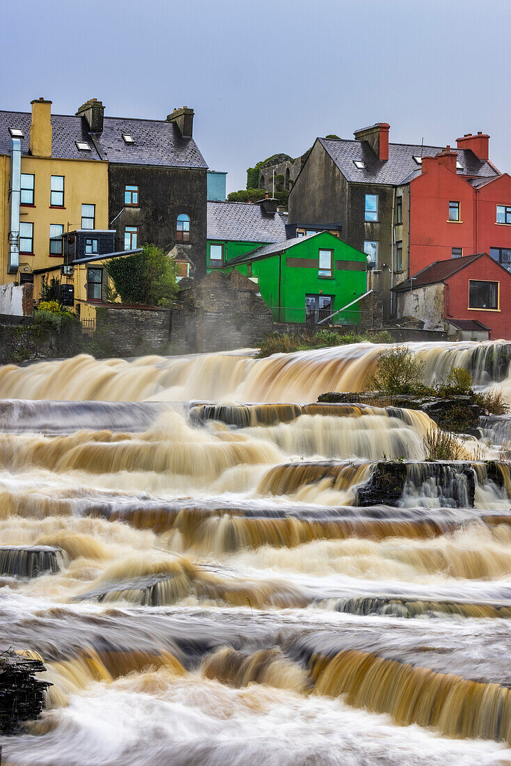 Ennistymon Falls am Cullenagh River in Ennistymon, Irland
