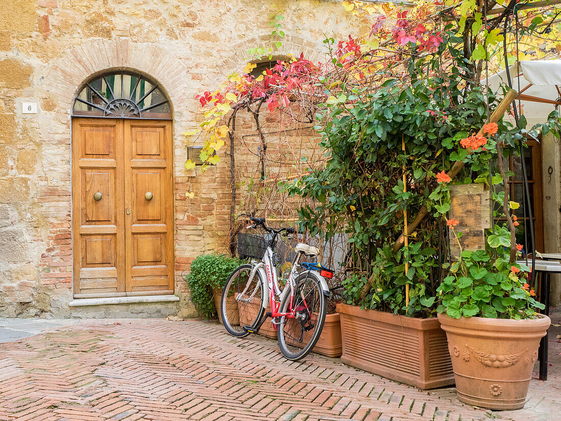 Italien, Toskana, Pienza. Türöffnung umgeben von Blumen.