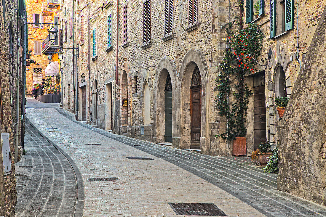 Italien, Umbrien. Straße, die zum Hauptplatz in der historischen Stadt Montone führt.