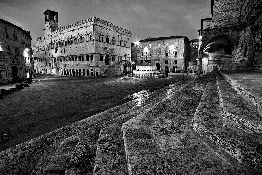 Italien, Umbrien, Perugia. Palazzo dei Priori und die Fontana Maggiore, ein mittelalterlicher Brunnen auf der Piazza IV Novembre.