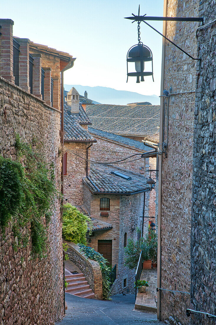 Italien, Umbrien. Wohnhäuser entlang der Straßen von Assisi.