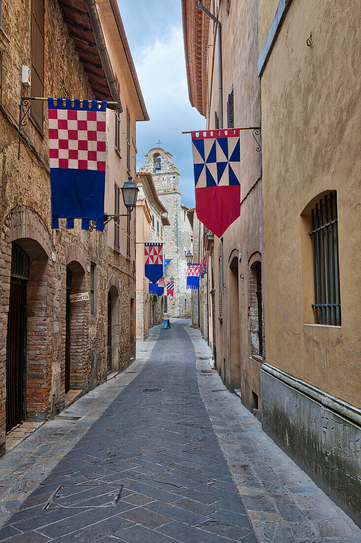 Italien, Umbrien. Die Straßen der Altstadt von San Gemini sind mit den Fahnen des Ritterturniers geschmückt.