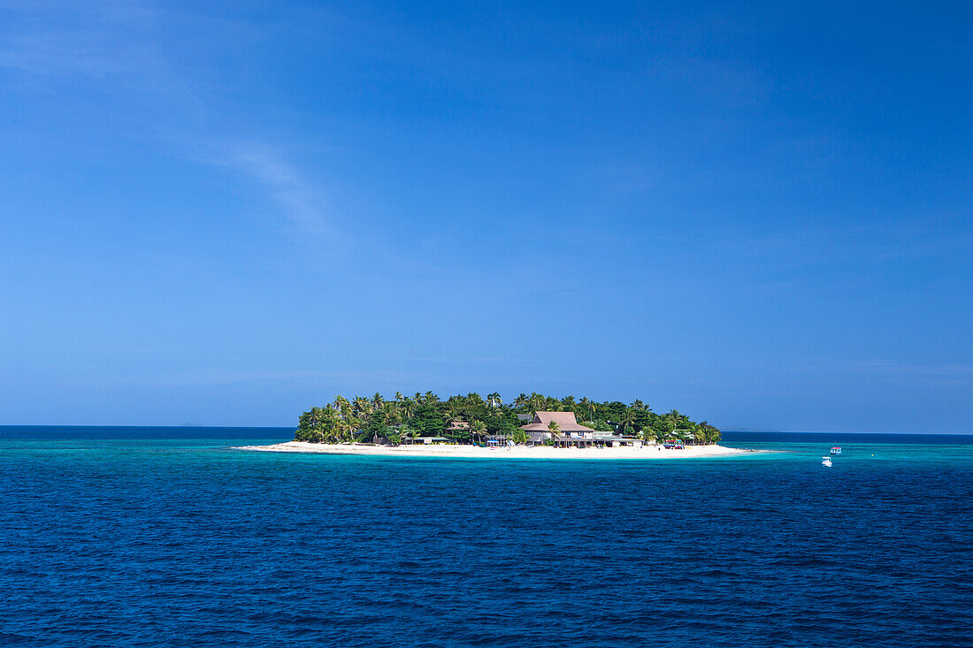 Fidschi. Boote fahren zur Beachcomber-Insel, die zur Mamanuca-Inselkette gehört. Diese Insel ist als die Partyinsel von Fidschi bekannt.