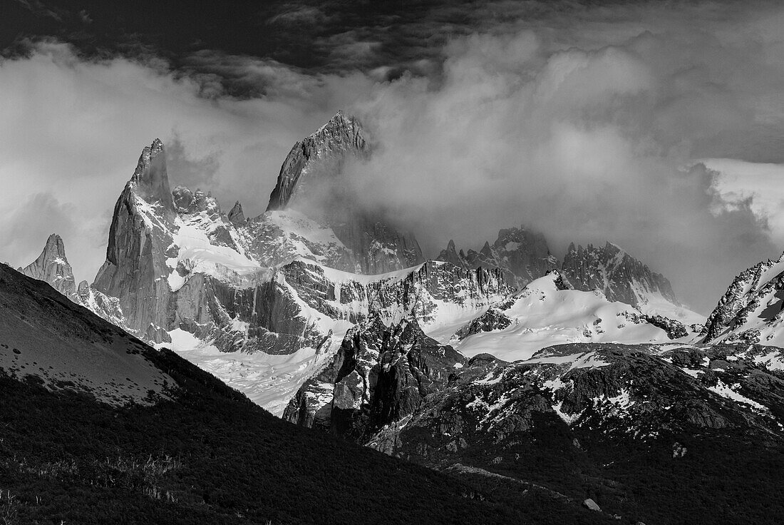 Argentinien, schwarz-weiße Landschaft des Cerro Poincenot und der Fitzroy-Berge, Los Glaciares National Park