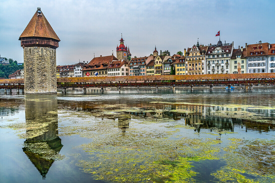 Kapellbrucke über die Reuss, Luzern, Schweiz. Erbaut 1365, 1993 fast niedergebrannt.