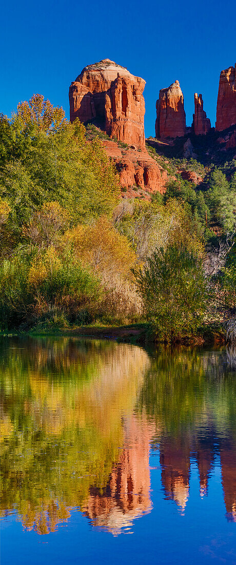 USA, Arizona, Red Rock State Park mit Oak Creek und Cathedral Rock