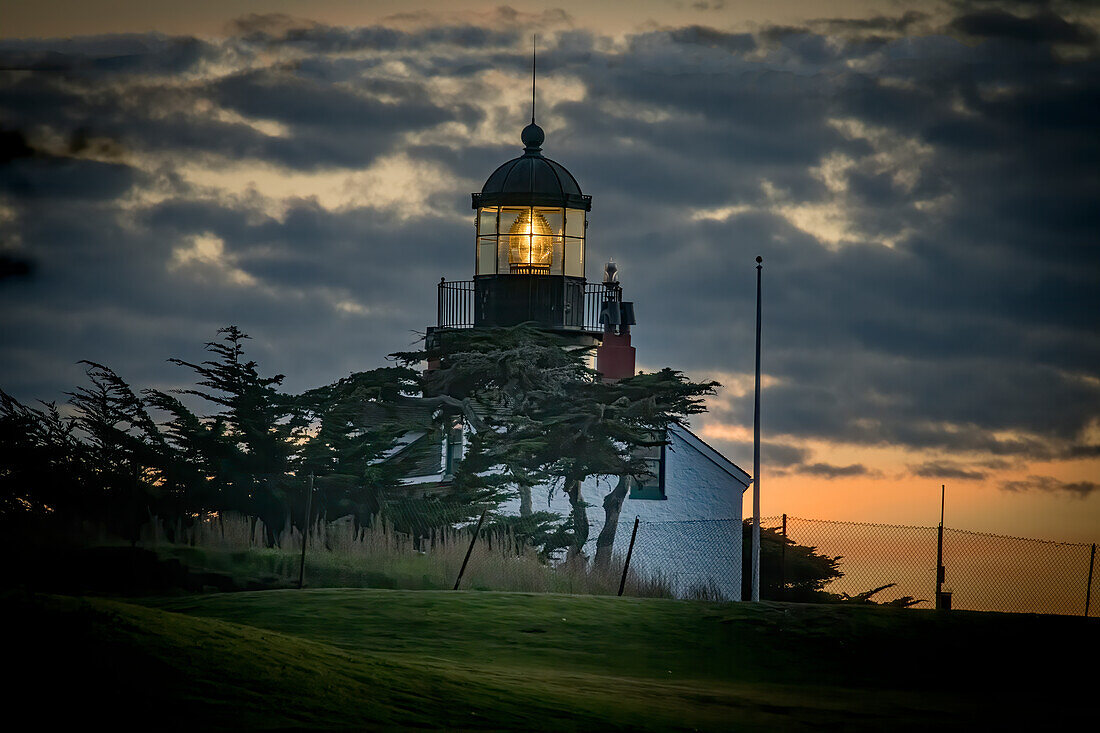 Point Pinos leuchtet bei Sonnenuntergang.