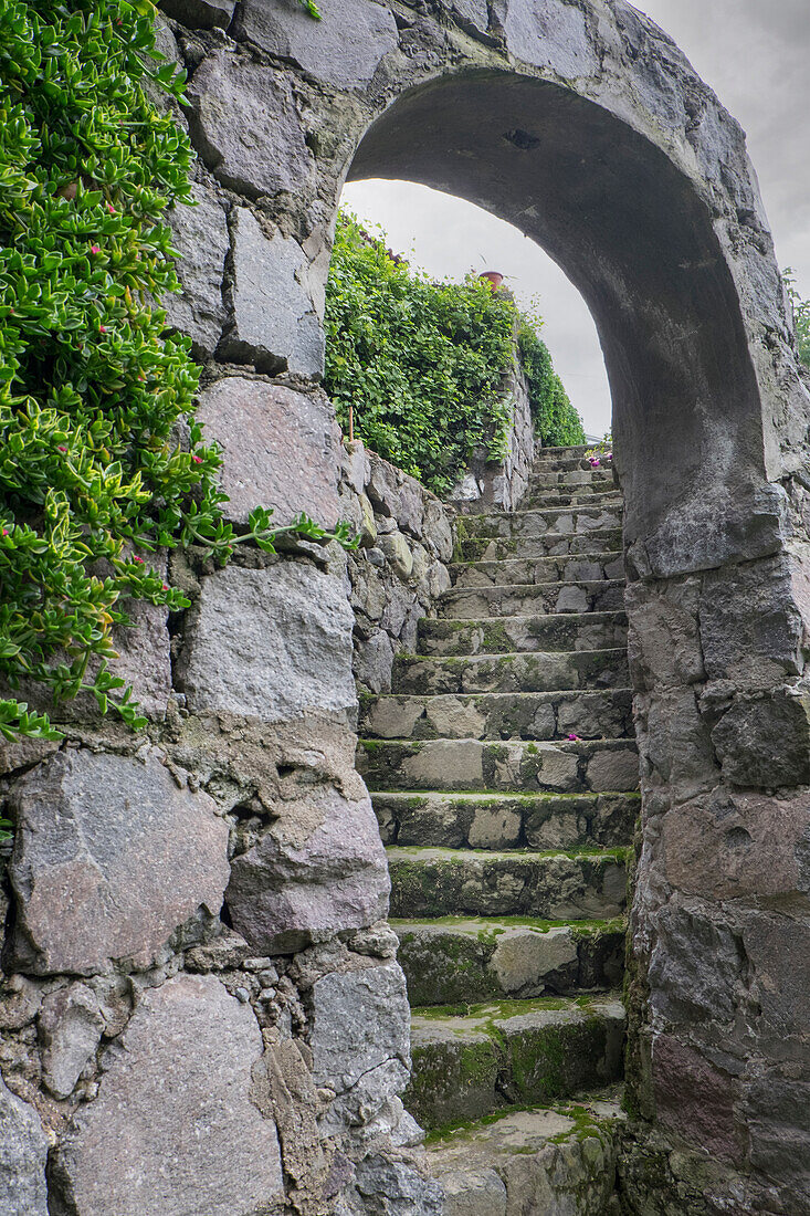 Diese alten Steintreppen verbinden Höfe in einem Haus in den hohen Anden.