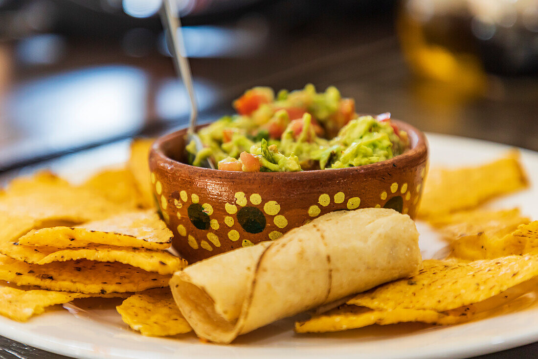 San Ignacio, Mulege, Baja California Sur, Mexiko. Chips und Guacamole in einem Café in San Ignacio.