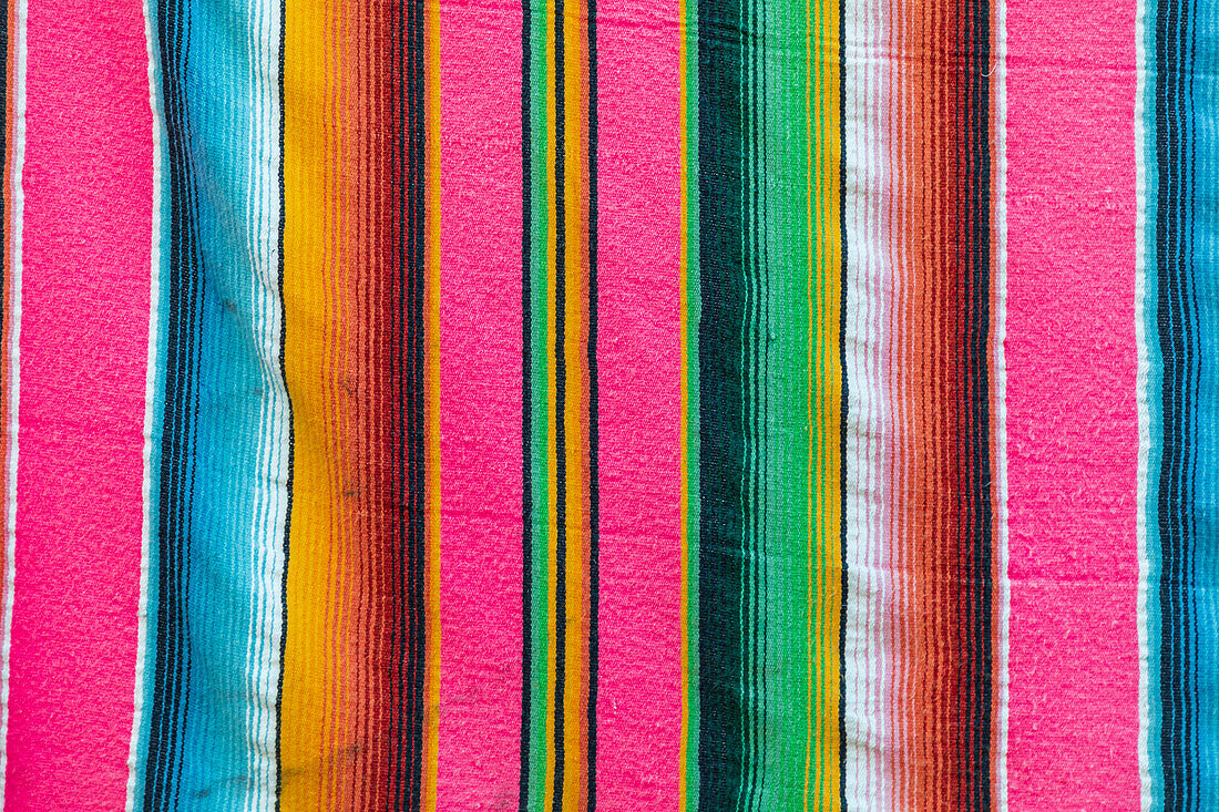 Loreto, Baja California Sur, Mexiko. Bunte traditionelle Decke.