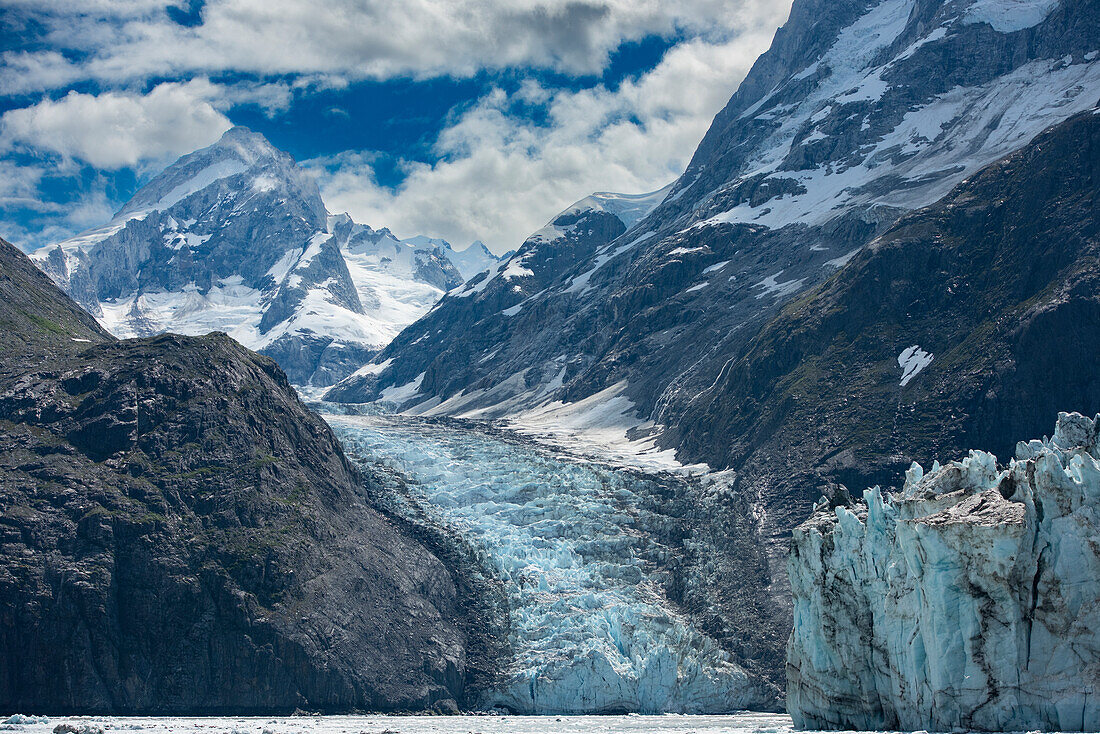 Mächtige Berge überragen einen unbenannten Gletscher im Johns Hopkins Inlet.