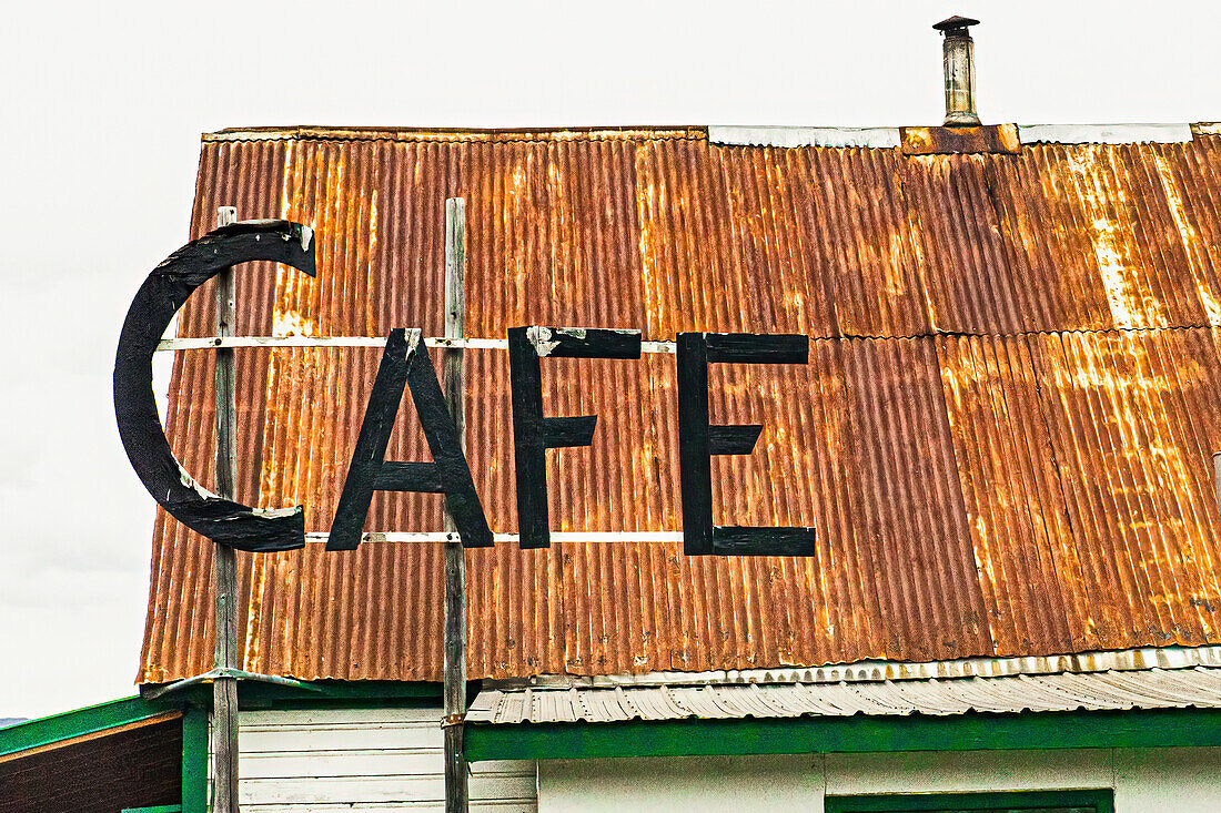 Hope, Alaska, Rustikales Dach und Cafe-Schild