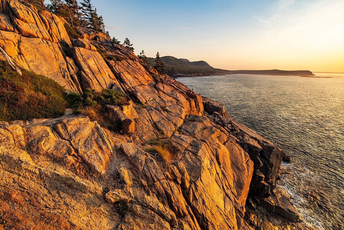 Otter Cliffs bei Sonnenaufgang im Acadia National Park, Maine, USA