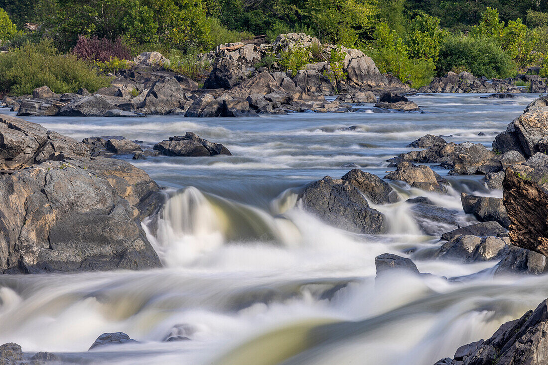 U.S.A., Maryland. Great Falls Overlook, Potomac River, Langzeitbelichtung des Wassers des Potomac