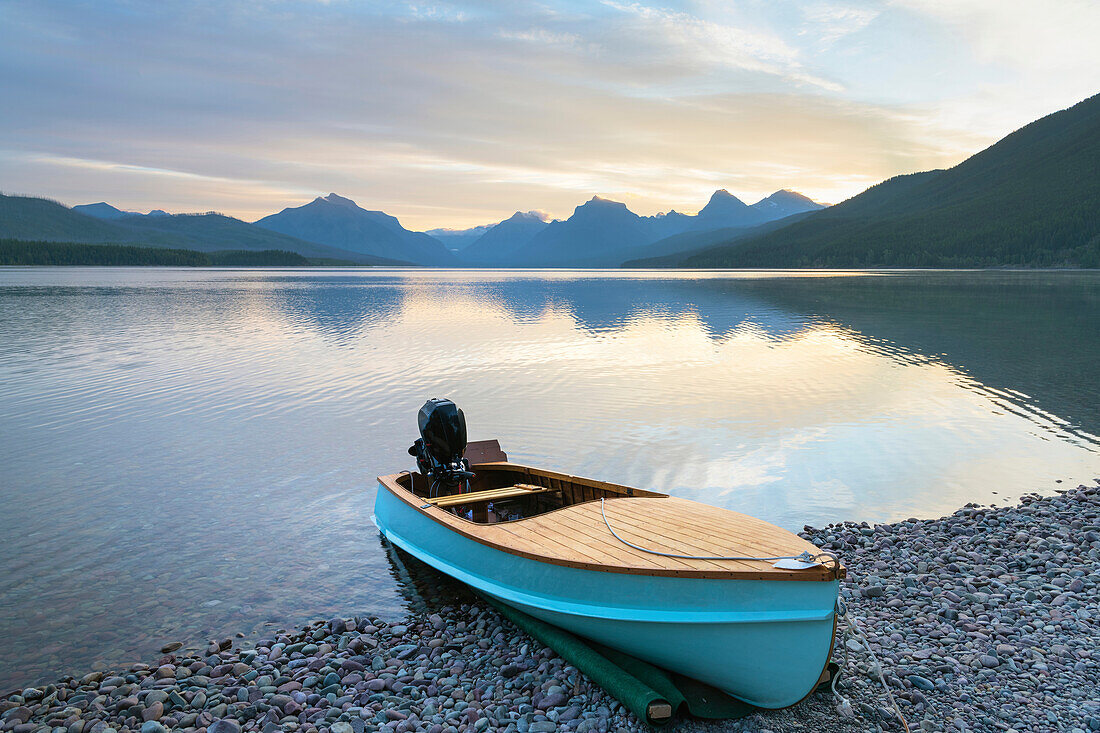 Boot am Strand des Lake McDonald, Glacier National Park, Montana