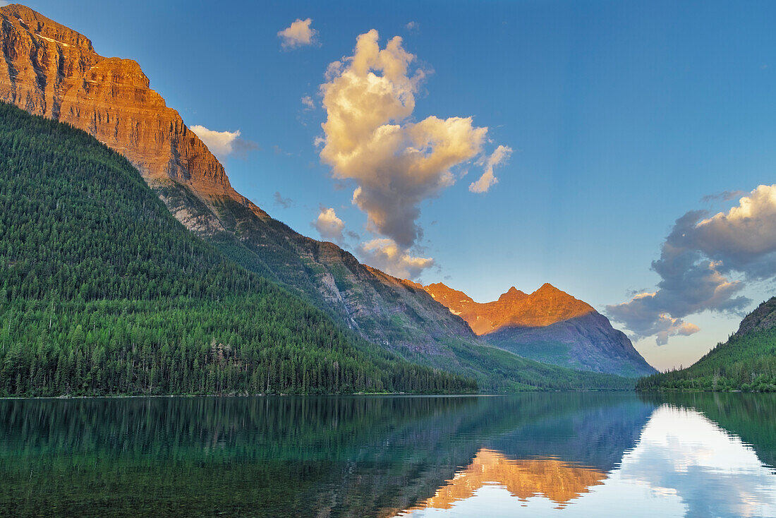 Oberer Kintla See mit Kinnerly Peak im Glacier National Park, Montana, USA