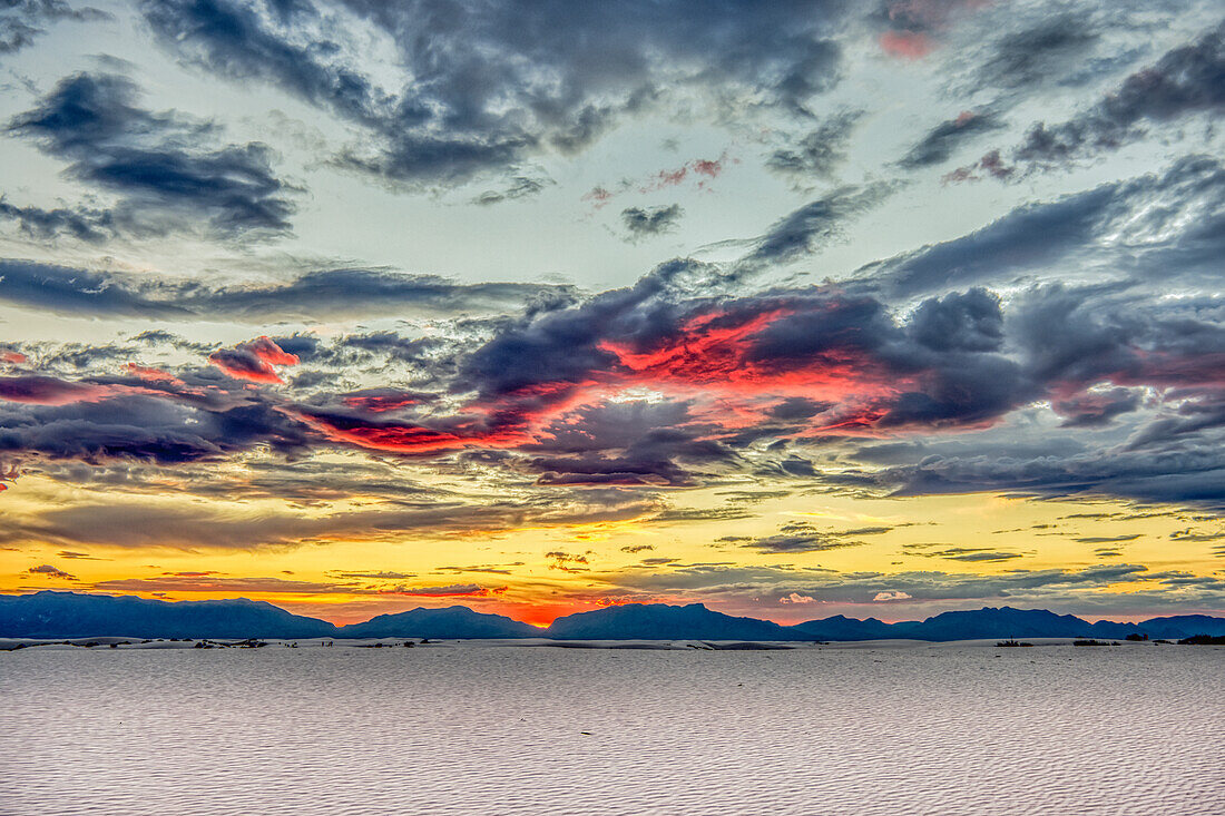 USA, New Mexico, White Sands National Park. Sonnenuntergang über der Wüste und den San-Andres-Bergen.