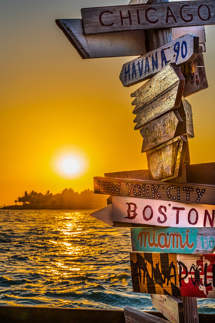 Farbenfroher Sonnenuntergang, Mallory Square, Key West, Florida.