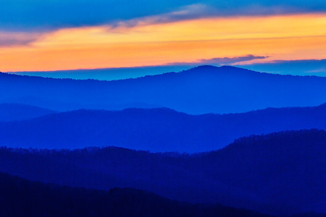USA, Tennessee. Great-Smoky-Mountains-Nationalpark, Sonnenaufgang und Schichtungen der Berge
