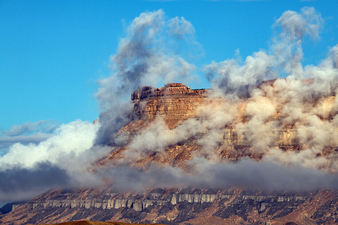 USA, Utah. Green River, wolken- und nebelverhangene Little Elliot Mesa