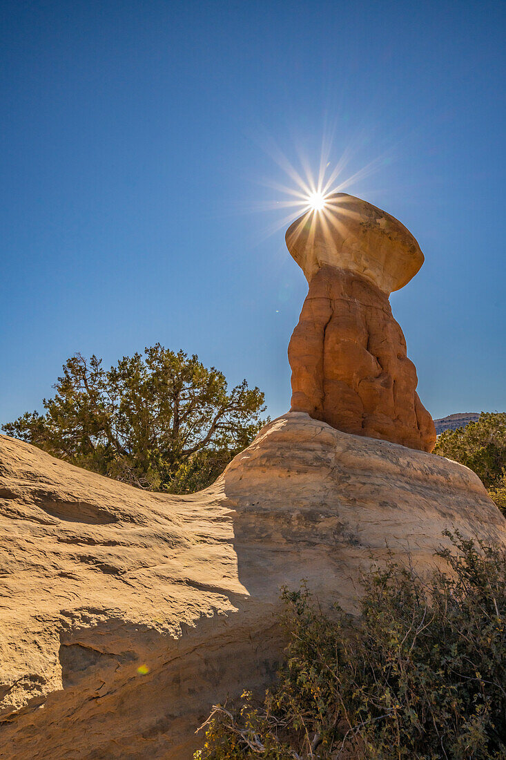 USA, Utah, Devil's Garden Hervorragendes Naturgebiet. Sonnenstarburst auf Hoodoo-Felsformationen.