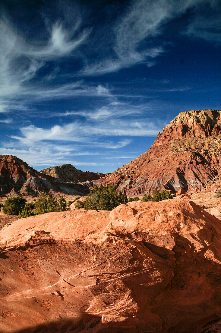 Abiquiu, New Mexico, USA. Typische Landschaft für diese Gegend.
