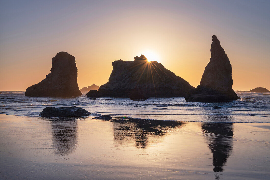 Sonnenuntergang am Strand von Bandon bei Ebbe, Bandon, Oregon