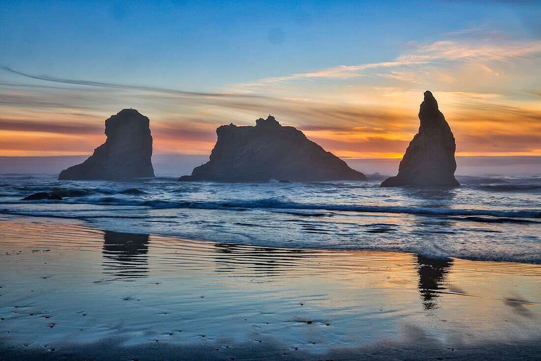 USA, Oregon, Bandon. Bandon Beach, Sonnenuntergang am Strand