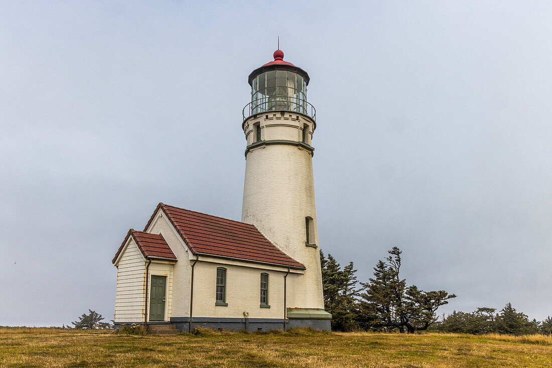 USA, Oregon, Port Orford. Cape Blanco Leuchtturm an einem nebligen Morgen