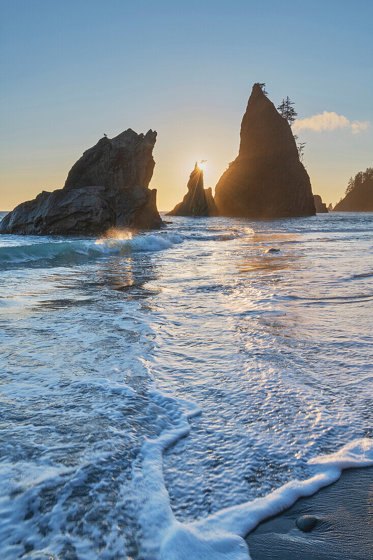 Sonnenuntergang hinter Split Rock am Rialto Beach Olympic National Park, Washington State