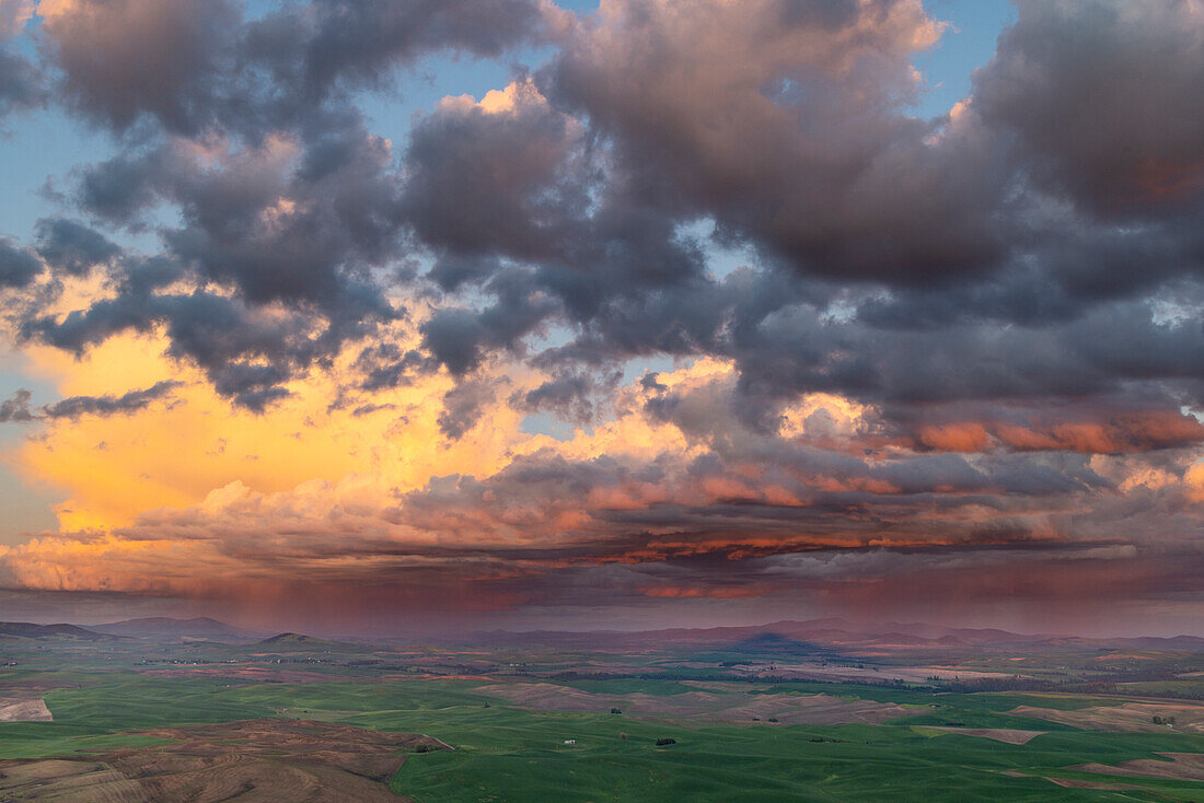 Gewitterwolken bei Sonnenuntergang über sanften Hügeln von Steptoe Butte bei Colfax, Bundesstaat Washington, USA