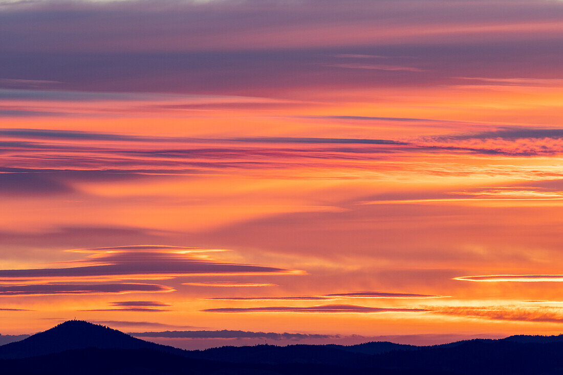 Sonnenaufgangswolken und sanfte Hügel von Steptoe Butte bei Colfax, Bundesstaat Washington, USA