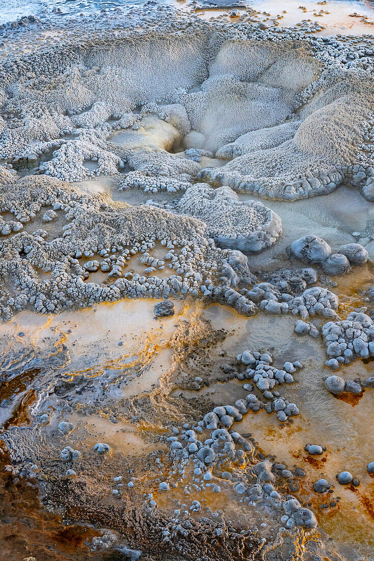 Vereinigte Staaten von Amerika, Wyoming. Abstrakte geothermische Erscheinung, Anemone Geysir, Yellowstone National Park.