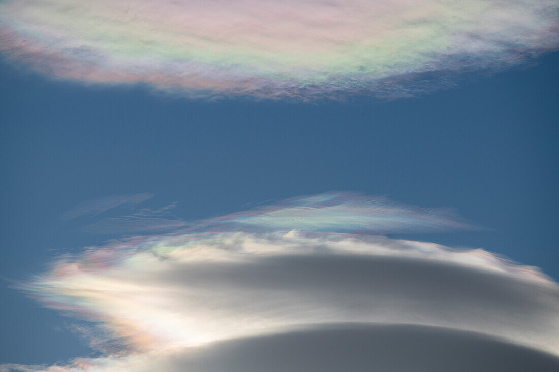 Südgeorgien, St. Andrew's Bay, Wolkeniriszenz oder Irisation, auch Regenbogenwolken genannt. Häufige Art von Fotometeor. Linsenförmige Wolken.