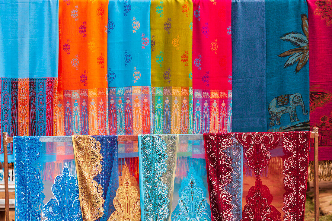 Laos, Luang Prabang. Bunte Textilien, möglicherweise Schals, zum Verkauf.