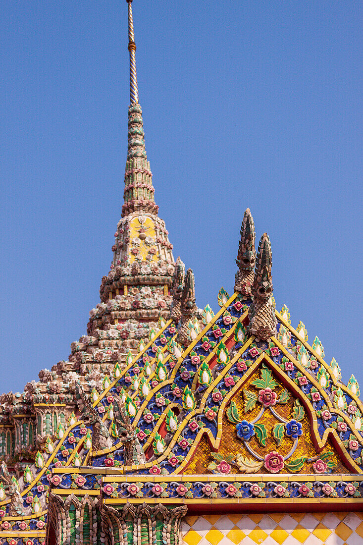 Thailand, Bangkok. Verziertes Dach des Wat Phra Kaew (Tempel des Smaragdbuddhas).