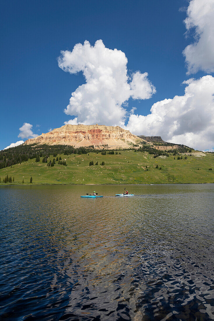 Zwei Kajaks auf dem Beartooth Lake im Shoshone National Forest, Wyoming