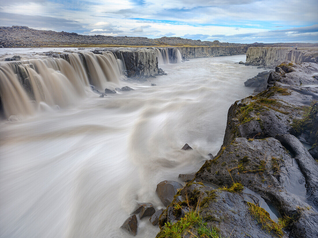 Wasserfall Selfoss im Vatnajokull-Nationalpark. Selfoss ist der erste von mehreren Wasserfällen des Flusses Jokulsa a Fjollum in der Schlucht Jokulsargljufur, Island