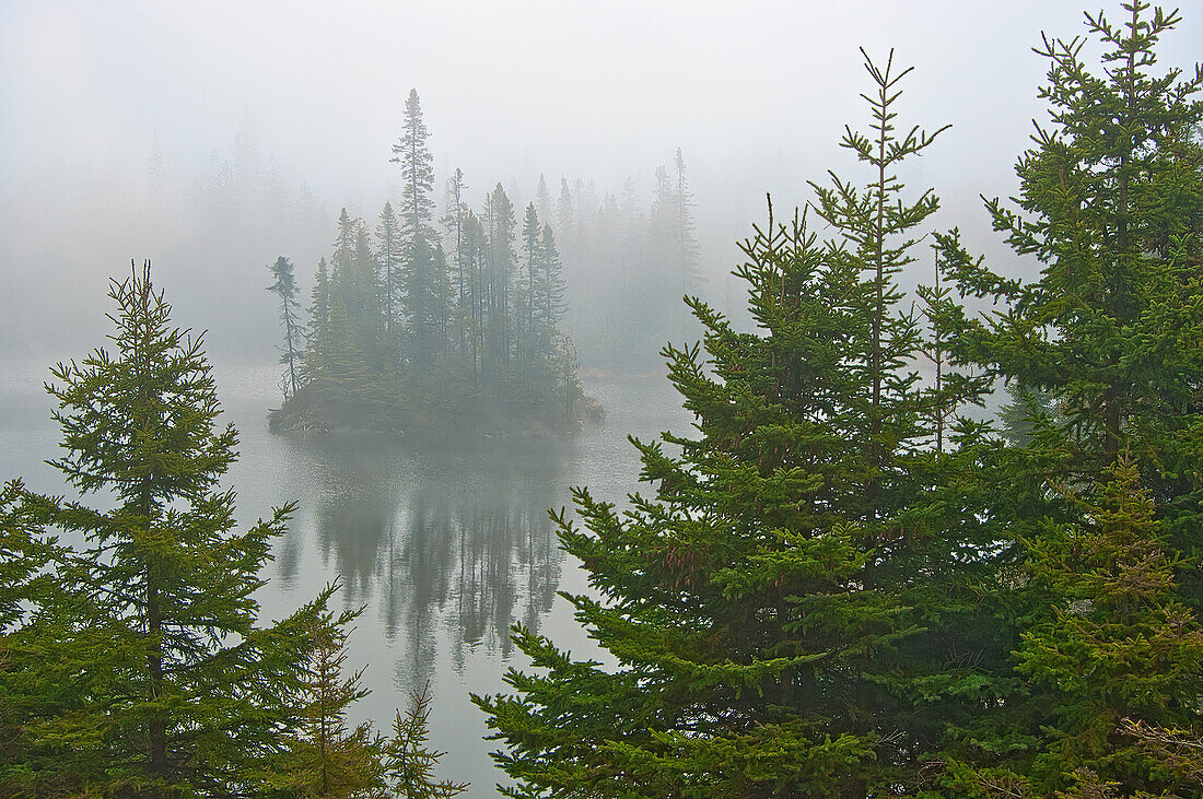 Kanada, Ontario, Lake Superior Provincial Park. Nebel auf einer Insel im Fenton Lake.